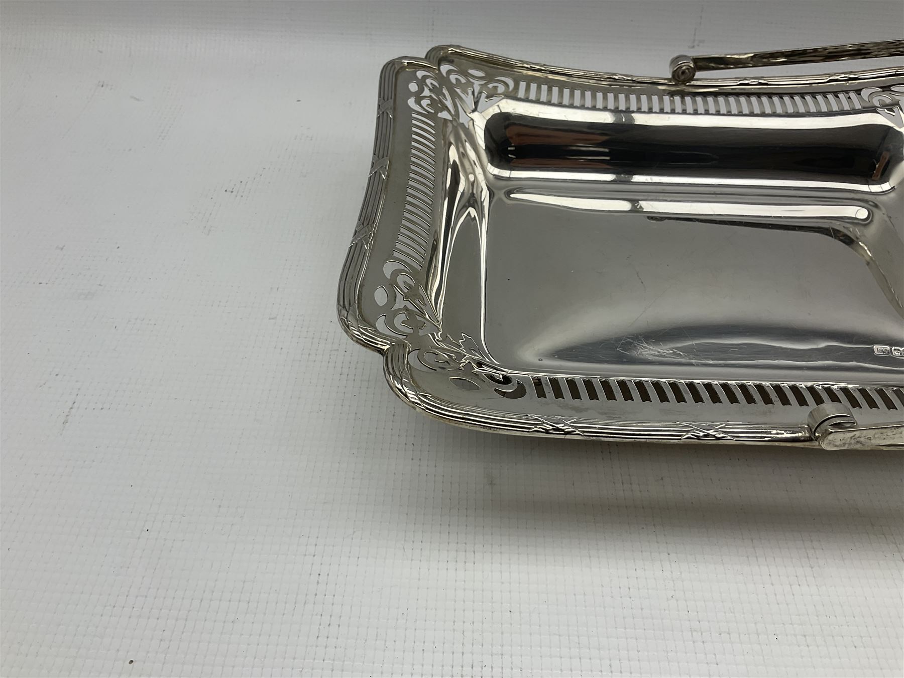 Silver rectangular cake basket with swing handle - Image 3 of 3