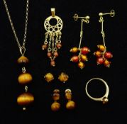 9ct gold tigers eye and glass bead jewellery including pendant necklace
