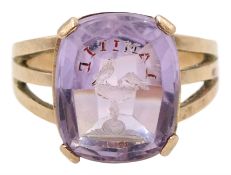 Early 20th century 9ct rose gold lavender amethyst intaglio ring depicting two birds and engraved 'L