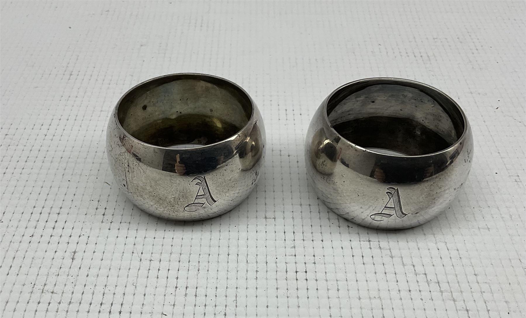 Pair of engine turned serviette rings - Image 3 of 6