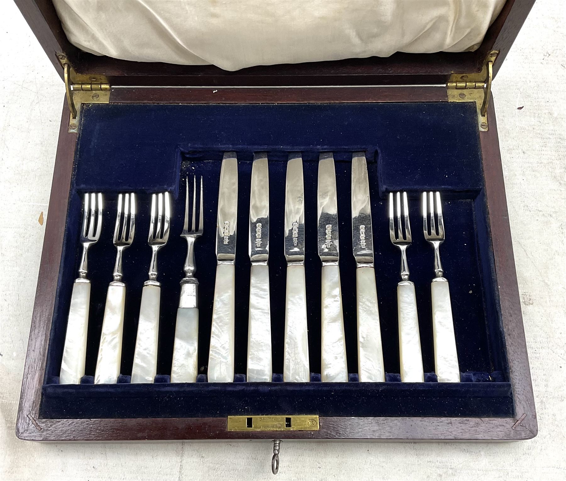 Six silver bladed dessert forks with mother of pearl handles and five matching knives by Mappin & We - Image 2 of 2