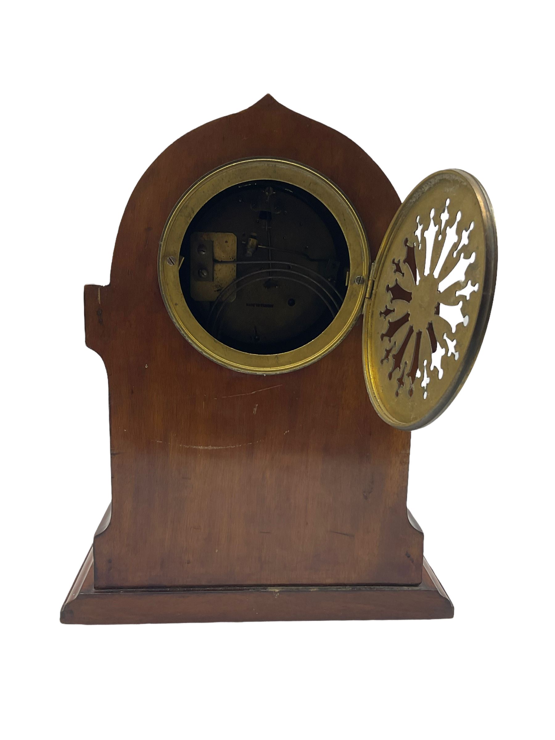 An Edwardian c1910 mahogany veneered mantle clock in a pointed arch case with inlaid satinwood strin - Image 3 of 3