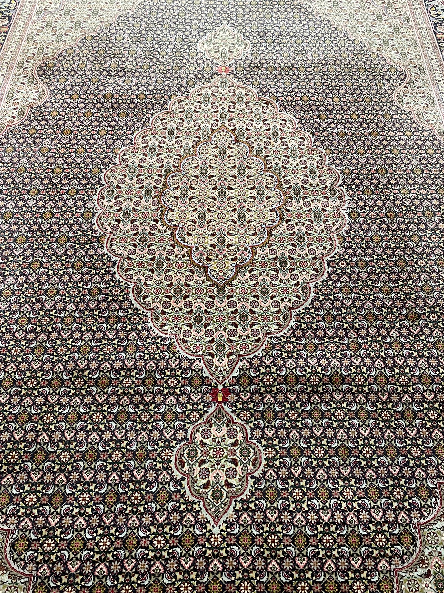 Fine Persian Tabriz rug - Image 2 of 8