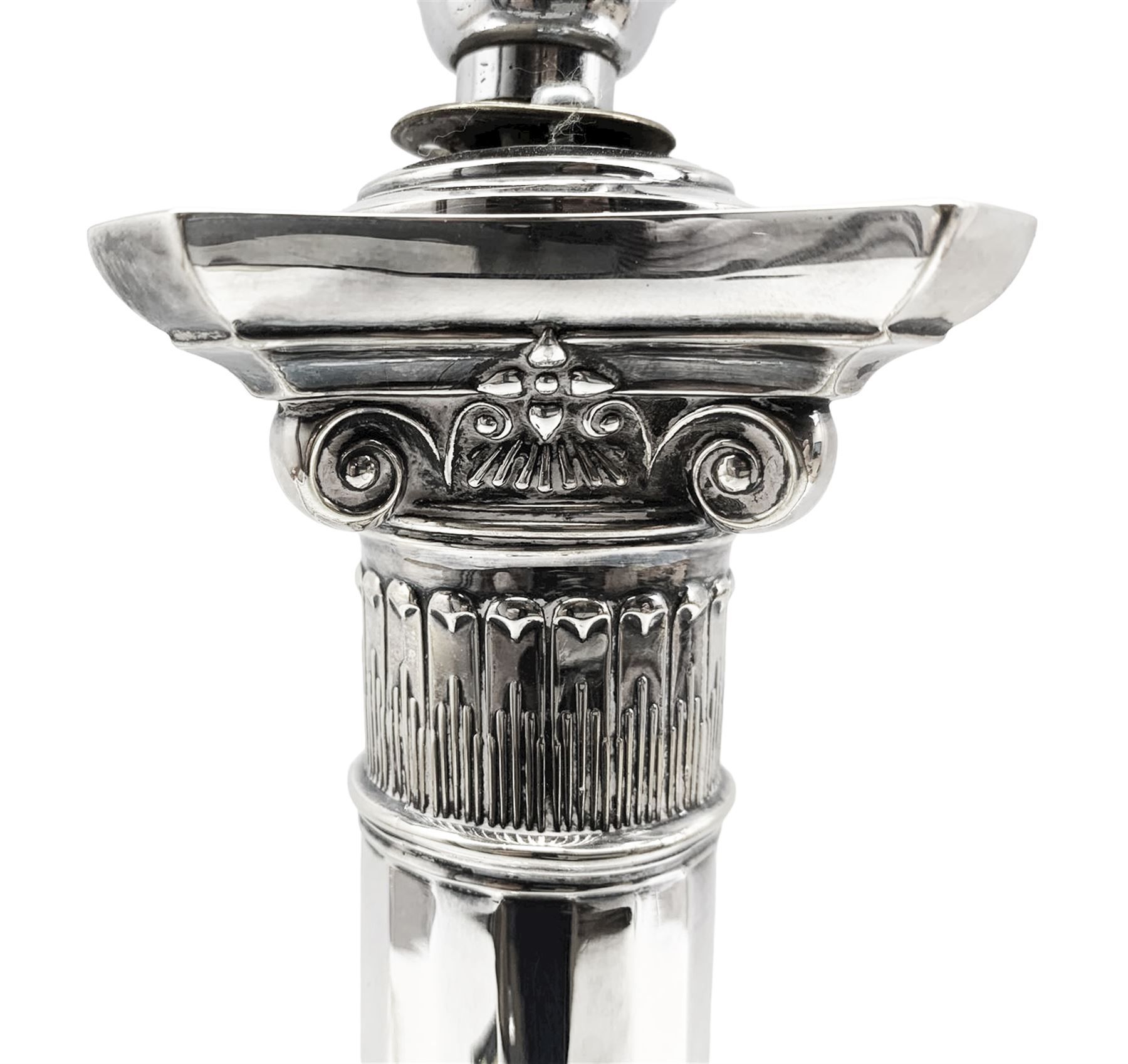 Edwardian silver-plated Corinthian column table lamp - Image 5 of 5