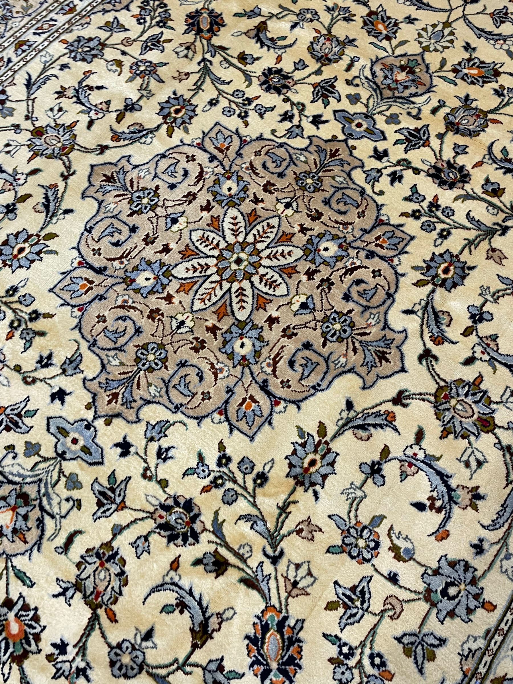 Persian Kashan ivory ground carpet - Image 5 of 8