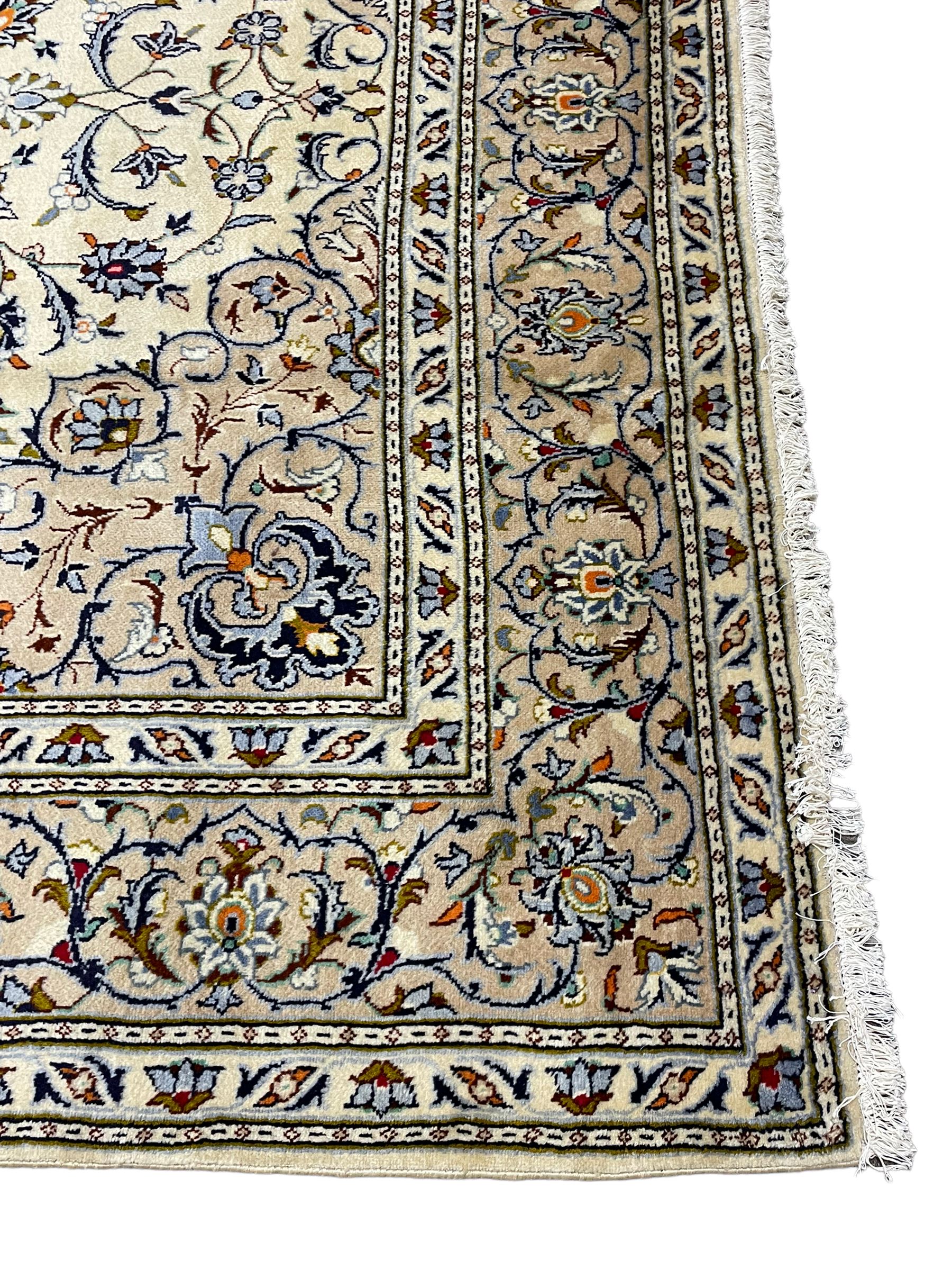 Persian Kashan ivory ground carpet - Image 4 of 8