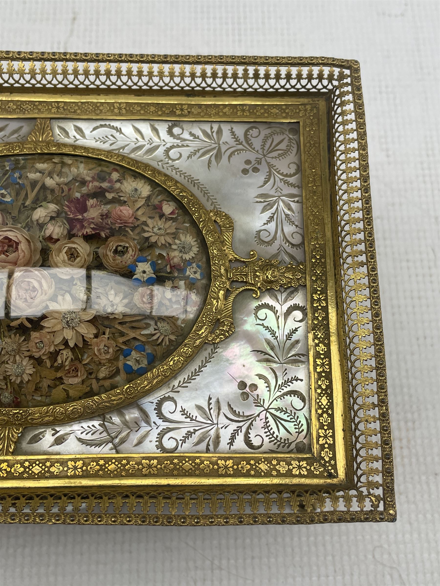 Early 19th century French Palais Royal type ormolu and mother-of-pearl musical sewing etui - Image 11 of 19