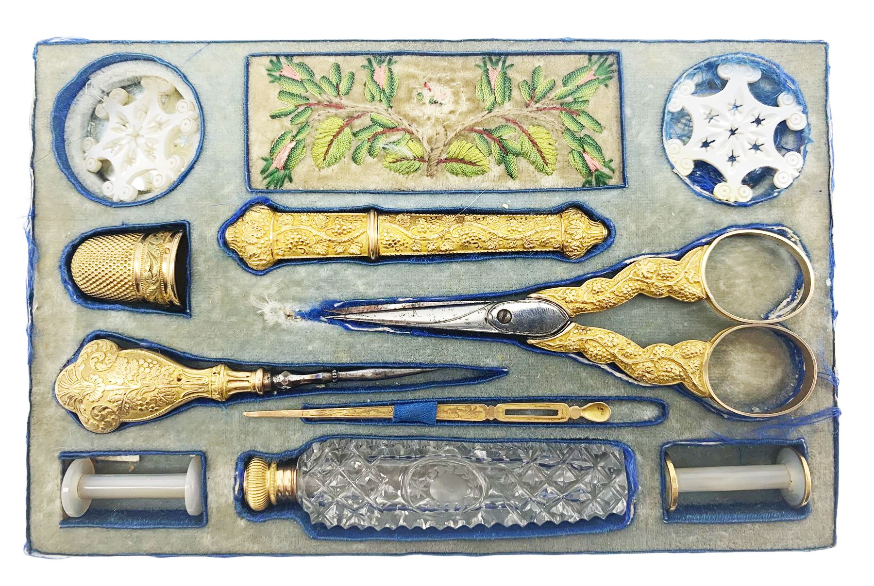 Early 19th century French Palais Royal type ormolu and mother-of-pearl musical sewing etui - Image 3 of 19