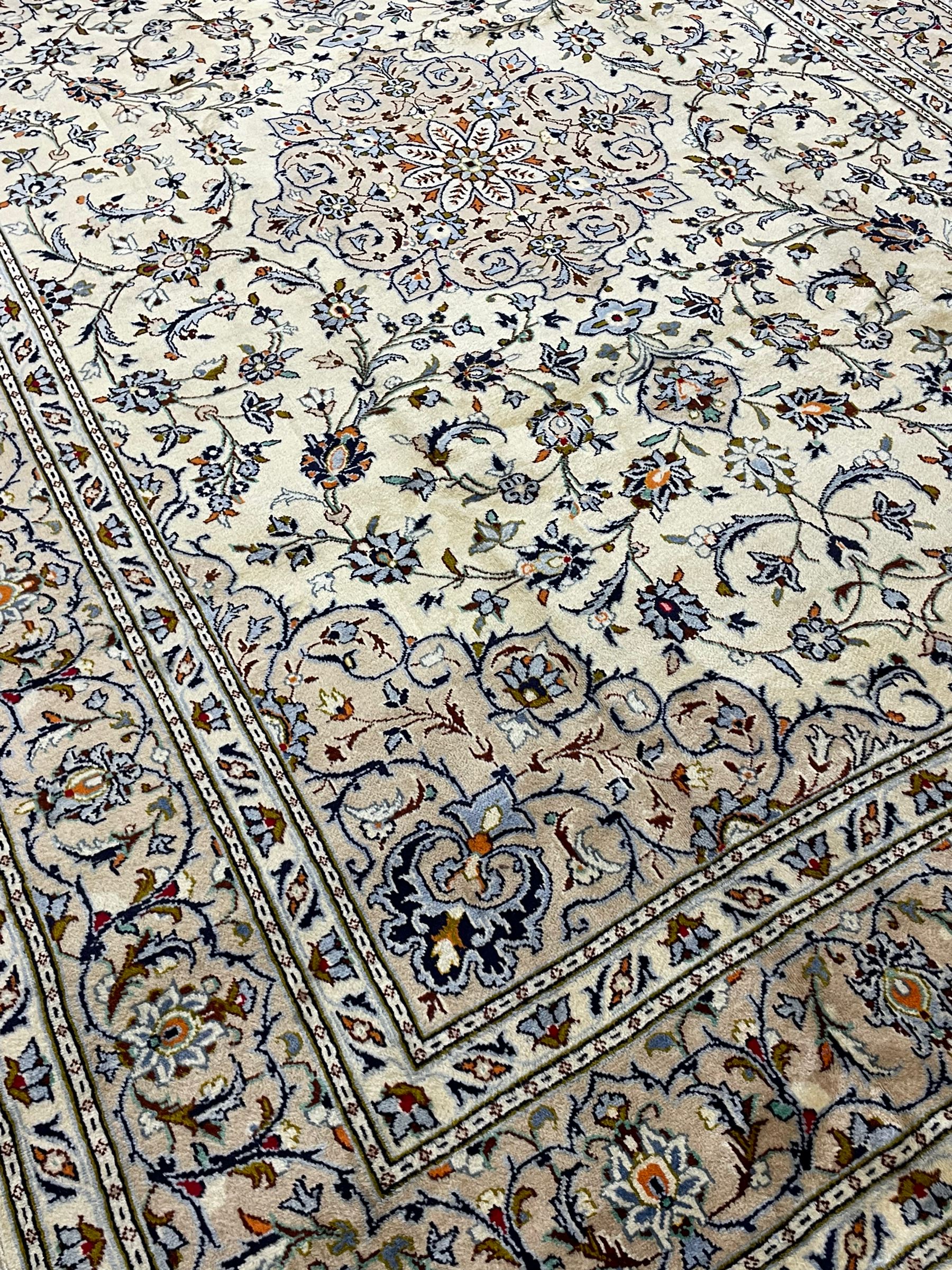 Persian Kashan ivory ground carpet - Image 3 of 8