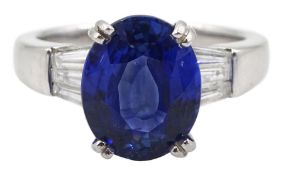 18ct white gold oval sapphire ring