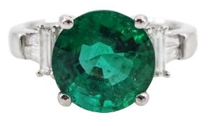18ct white gold fine round Zambian emerald ring