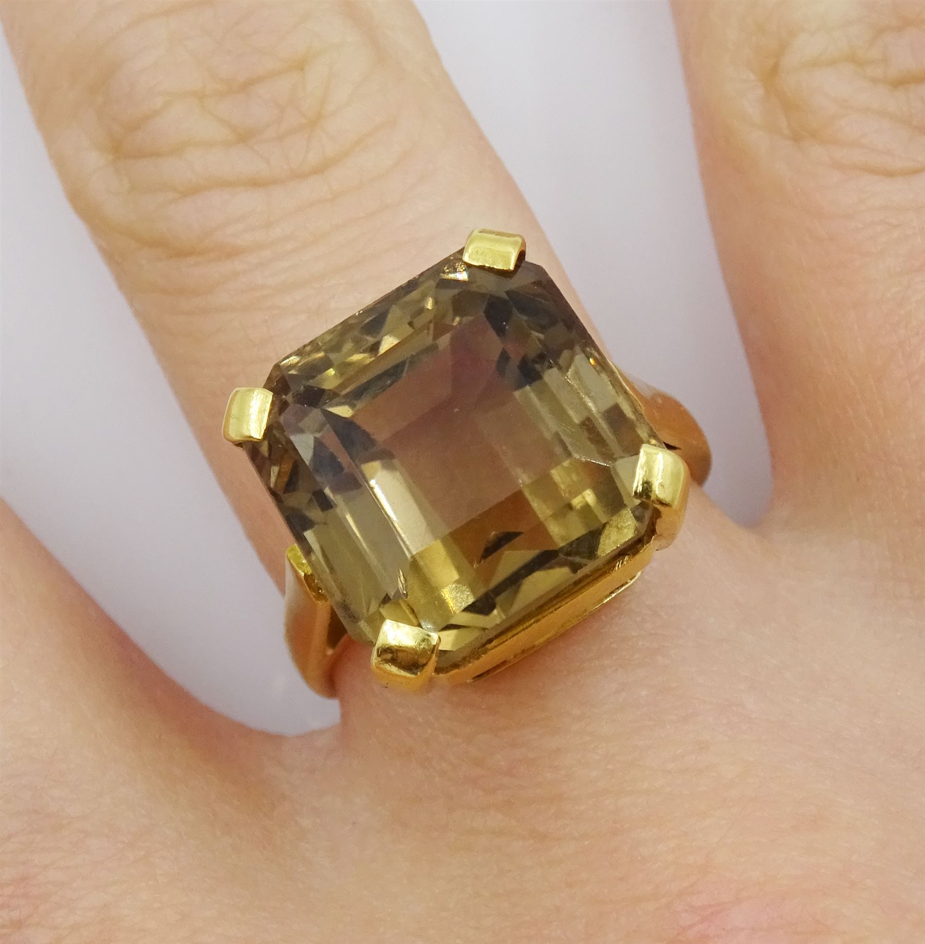 21ct gold square cut smoky quartz ring - Image 2 of 4