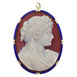 19th century gold carved agate cameo pendant/brooch