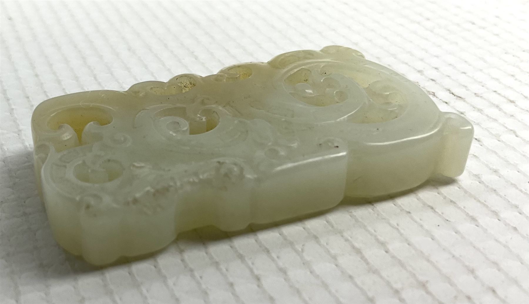 Chinese jade rectangular plaque with carved and pierced decoration 4.5cm x 2.5cm - Image 2 of 3