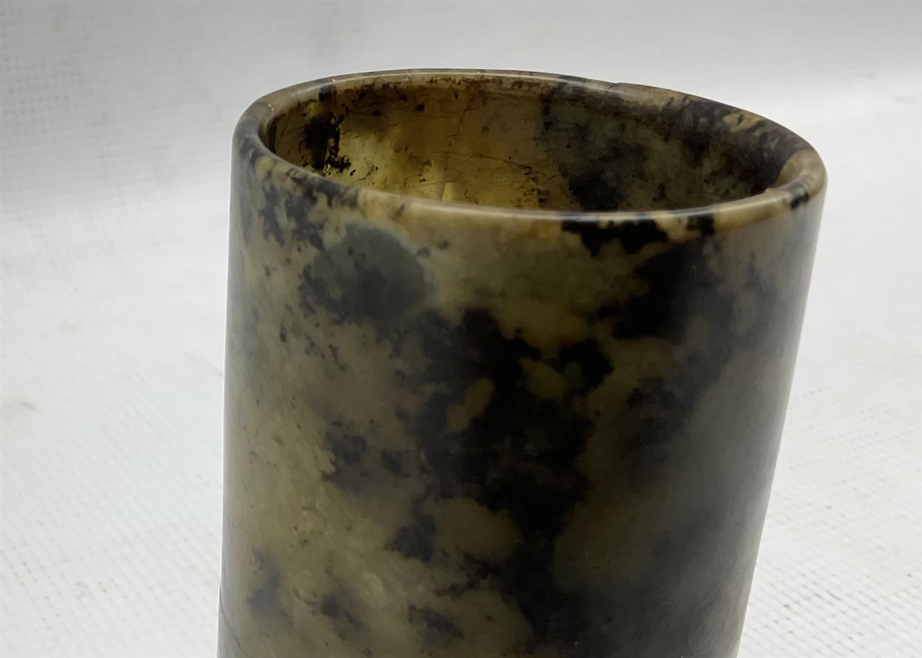 Chinese moss agate brush pot raised on three lappet feet H12cm - Bild 2 aus 3