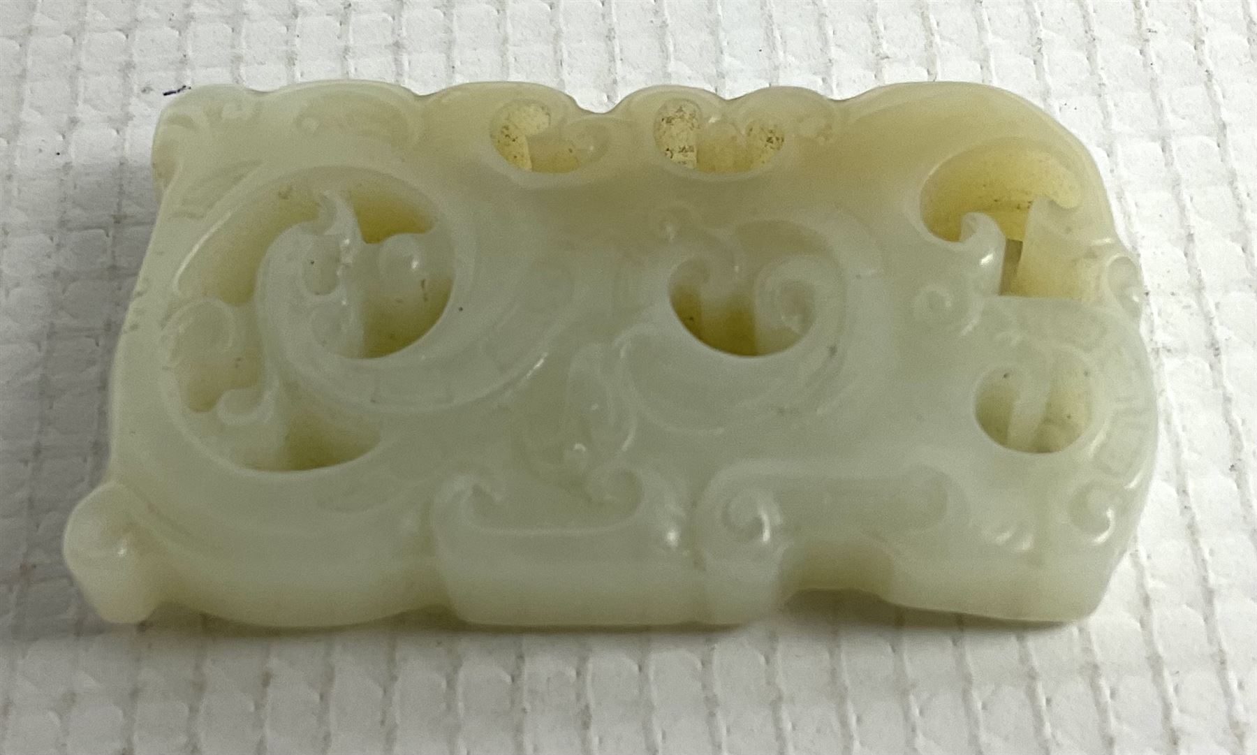Chinese jade rectangular plaque with carved and pierced decoration 4.5cm x 2.5cm - Image 3 of 3