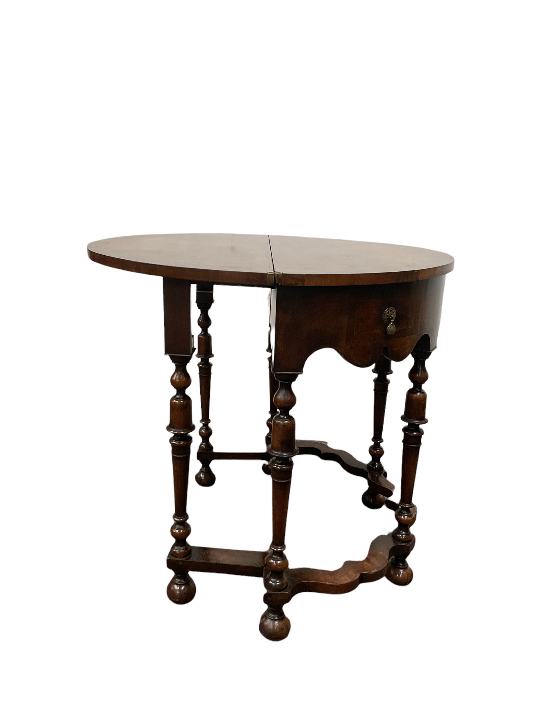 Queen Anne style burr walnut demi lune table - Bild 4 aus 5