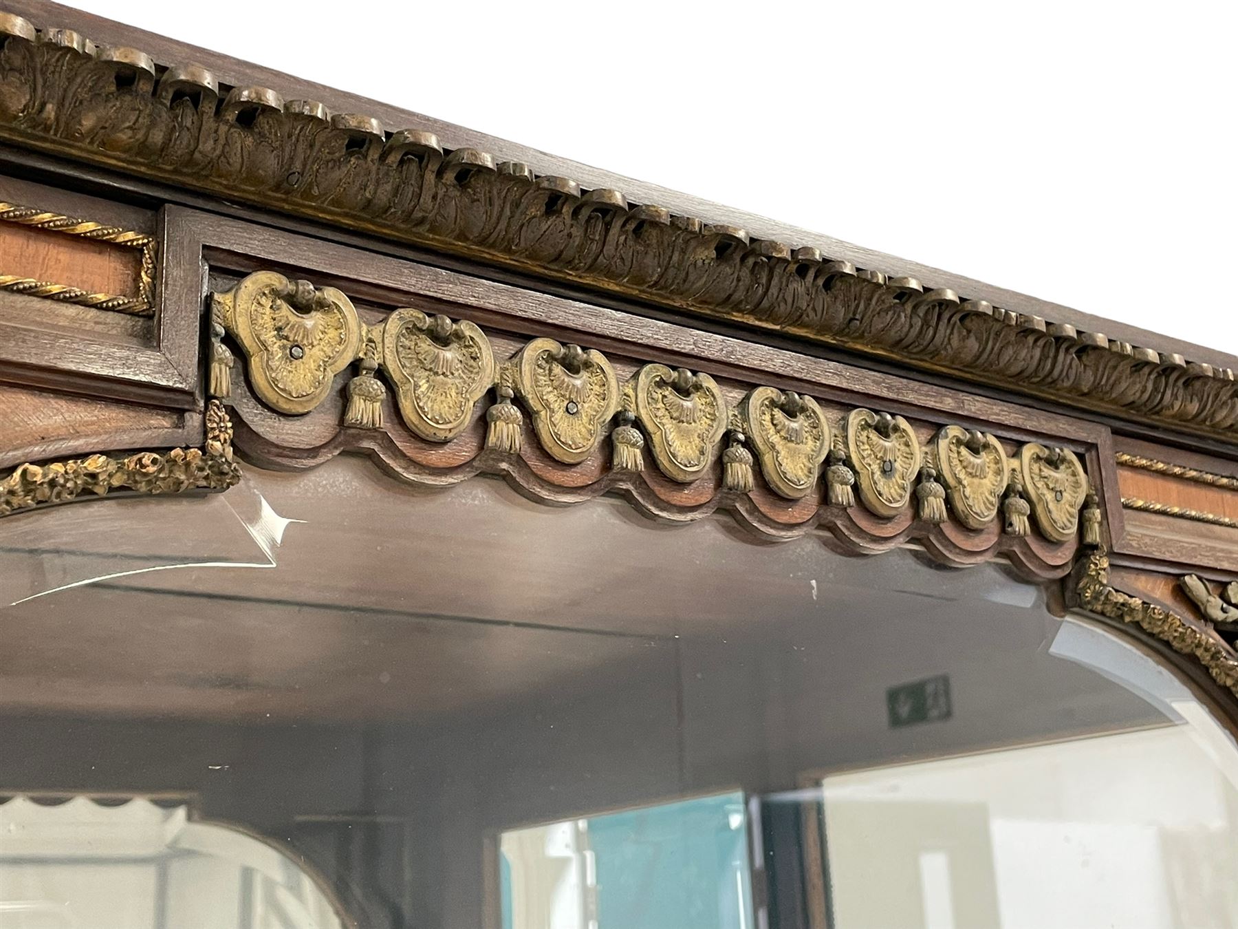 Late 19th/early 20th century French walnut and Kingwood vitrine or display cabinet - Bild 11 aus 13