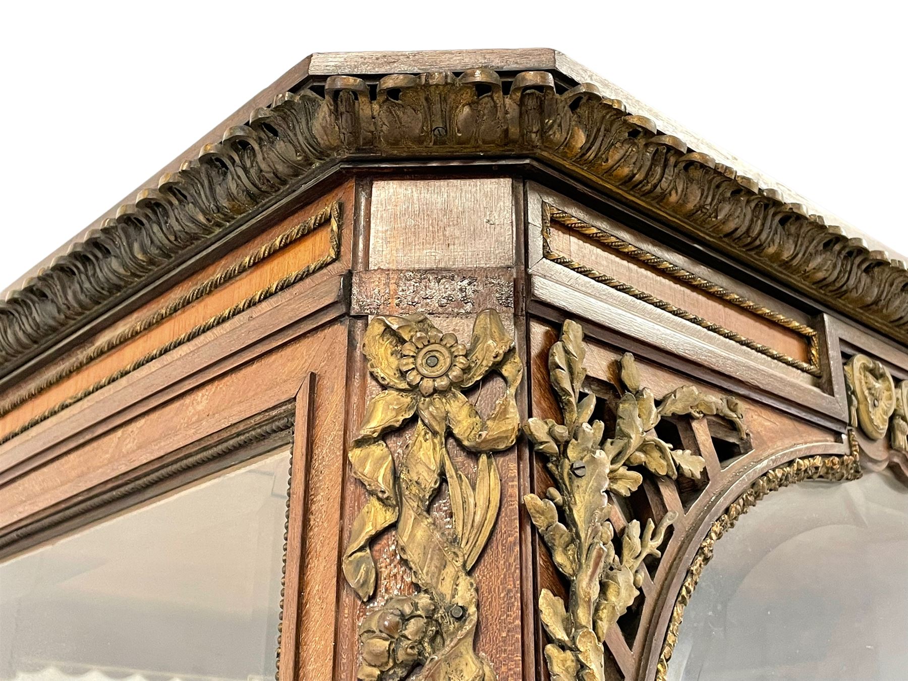 Late 19th/early 20th century French walnut and Kingwood vitrine or display cabinet - Bild 12 aus 13