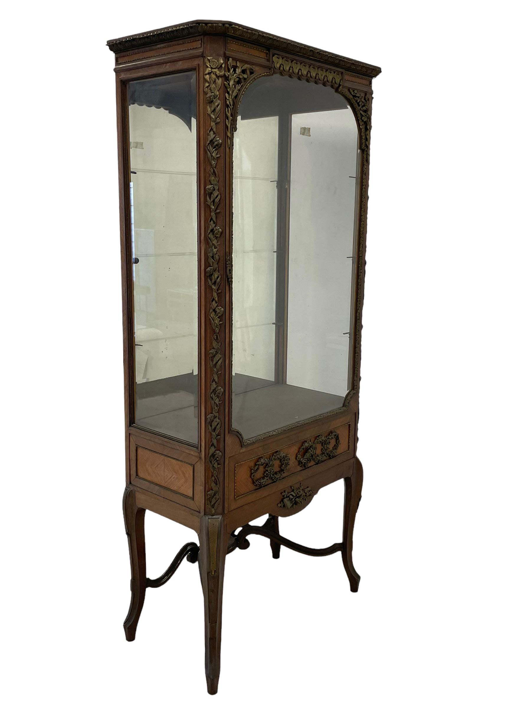 Late 19th/early 20th century French walnut and Kingwood vitrine or display cabinet - Bild 7 aus 13