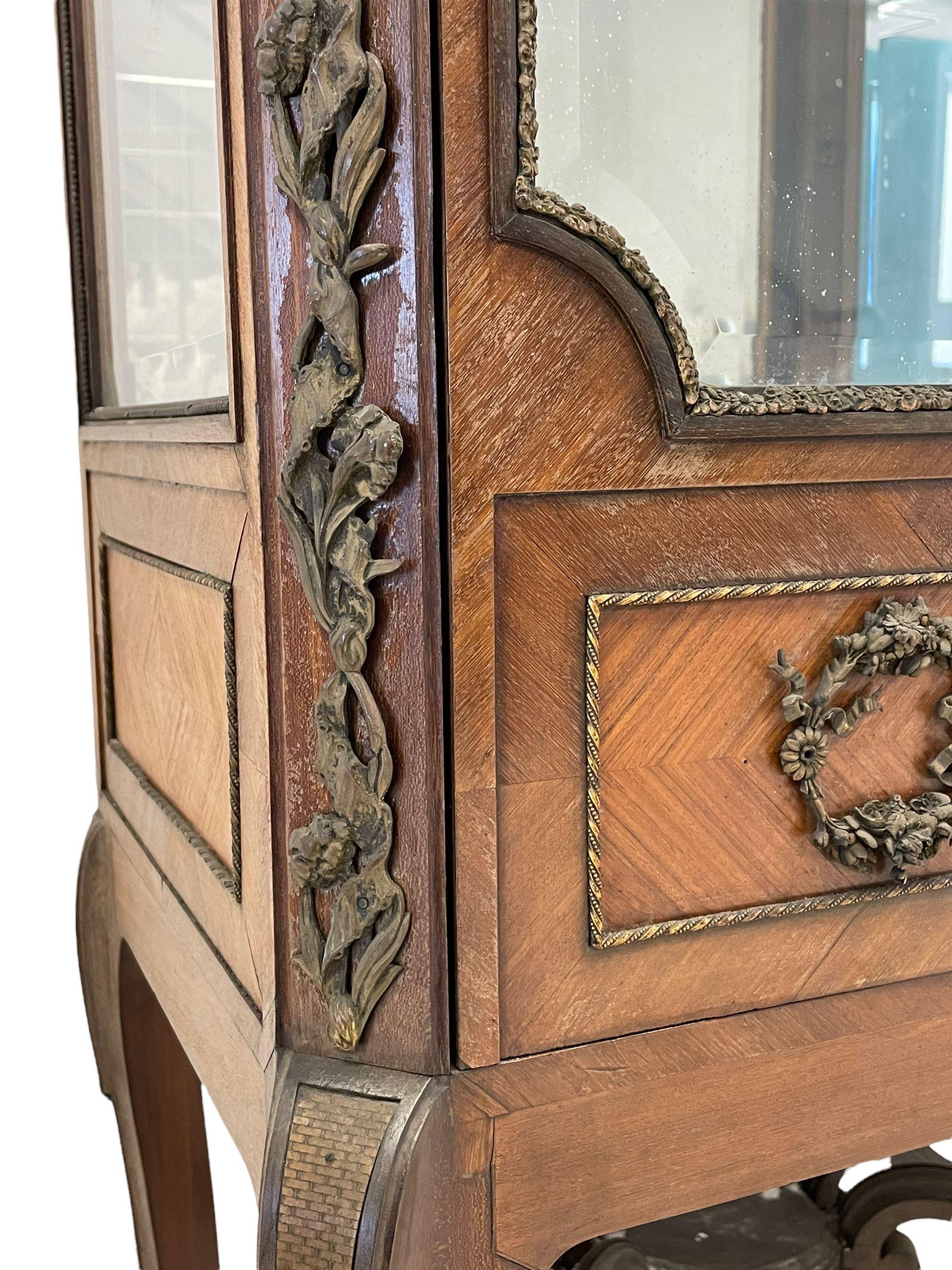 Late 19th/early 20th century French walnut and Kingwood vitrine or display cabinet - Bild 10 aus 13