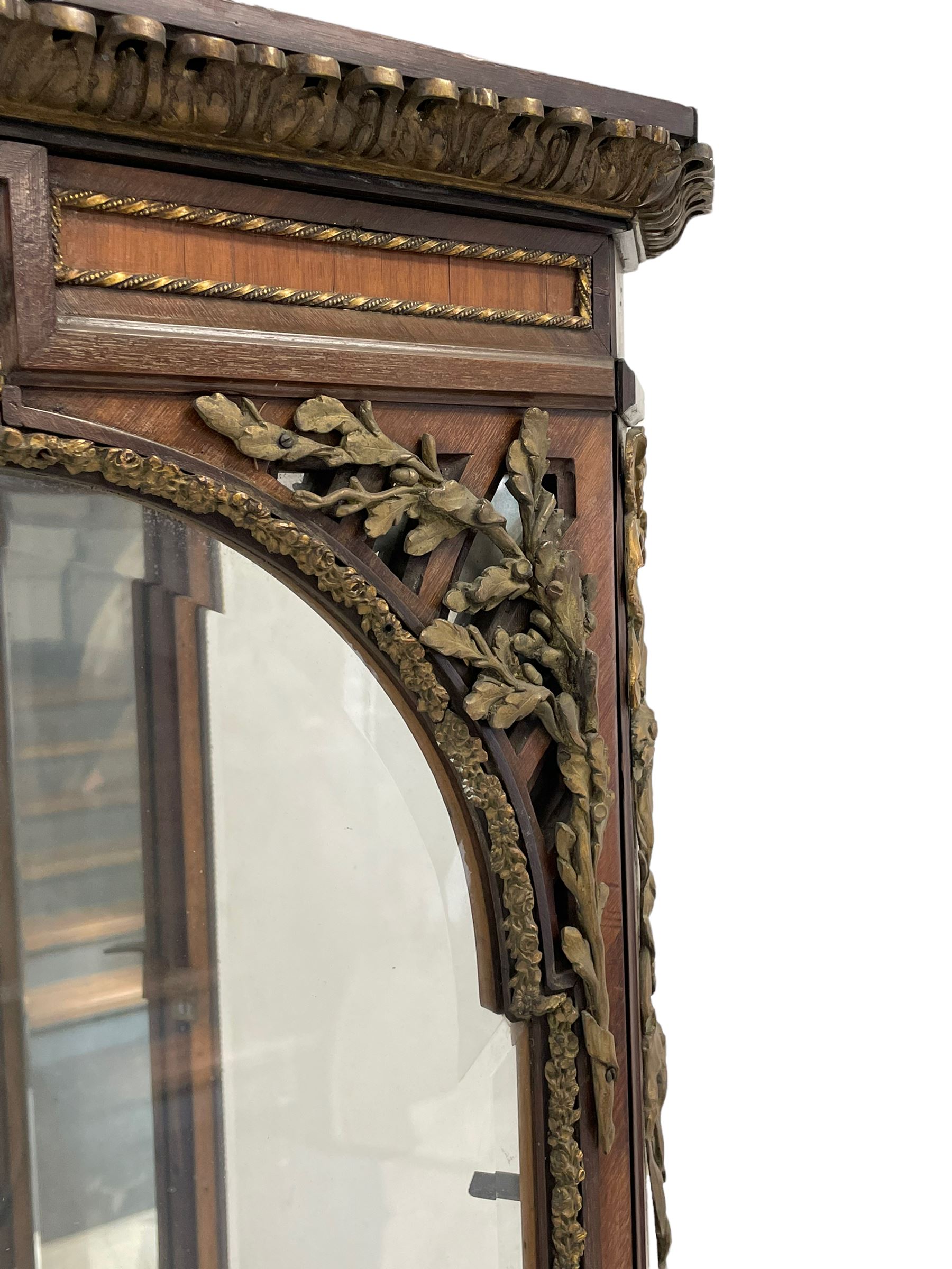 Late 19th/early 20th century French walnut and Kingwood vitrine or display cabinet - Bild 6 aus 13