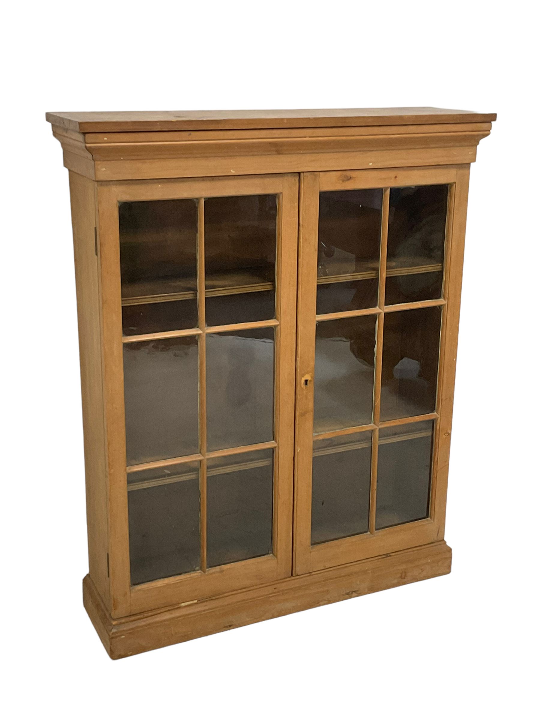 19th century and later pine display cabinet - Bild 2 aus 4