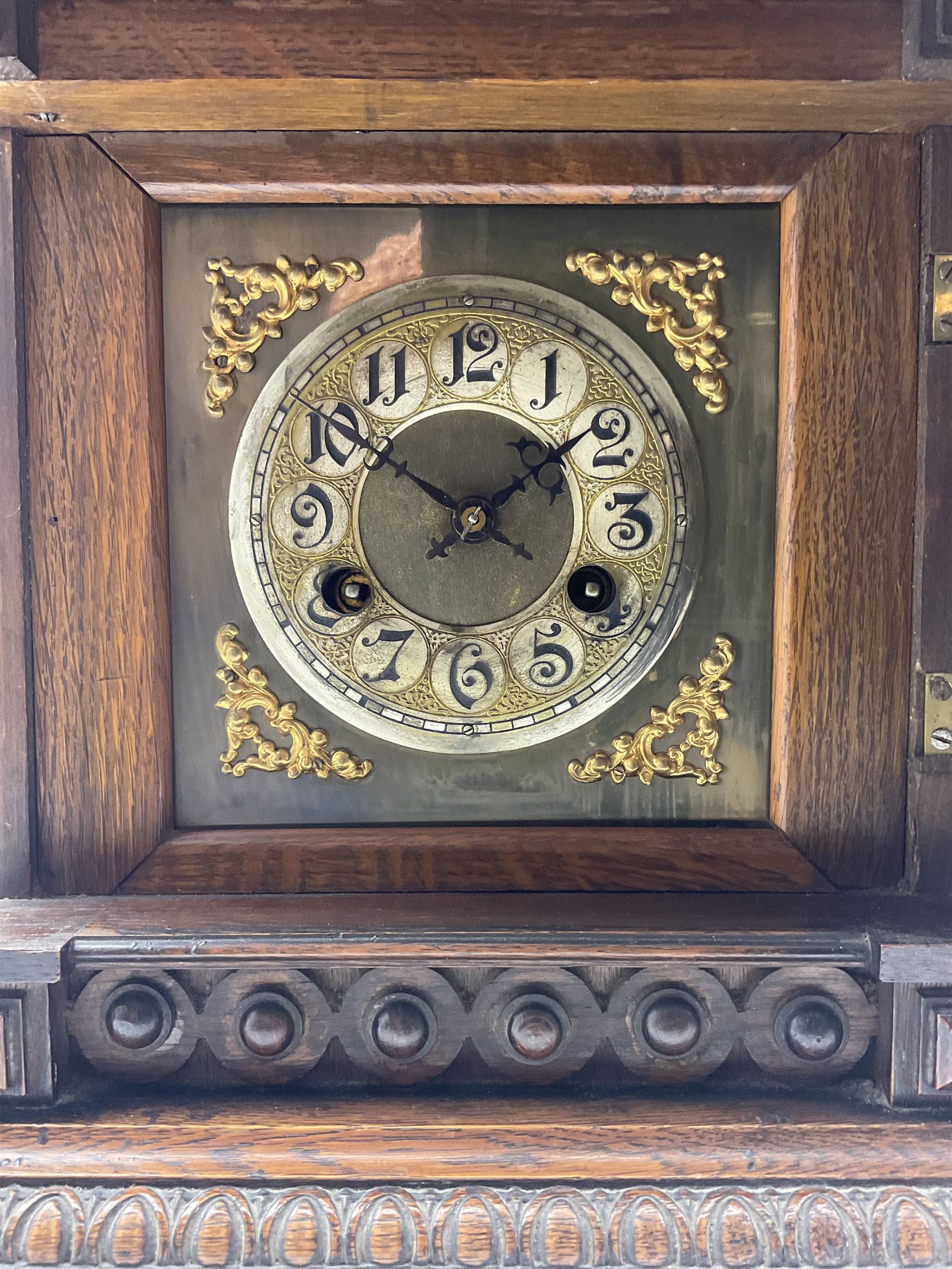 A German oak cased striking mantle clock with an architectural pediment - Bild 3 aus 6