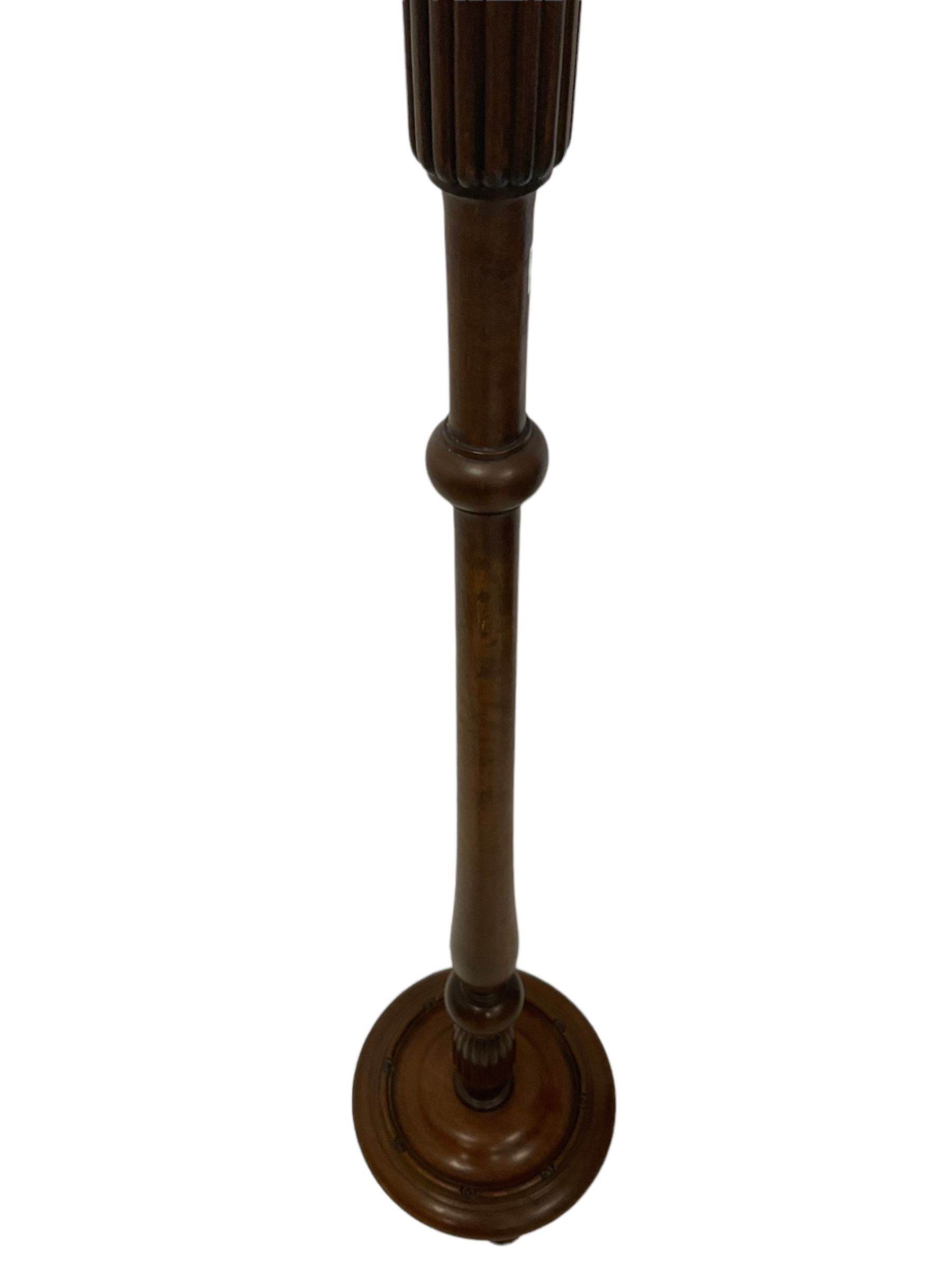 Turned mahogany standard lamp with shade - Bild 2 aus 2