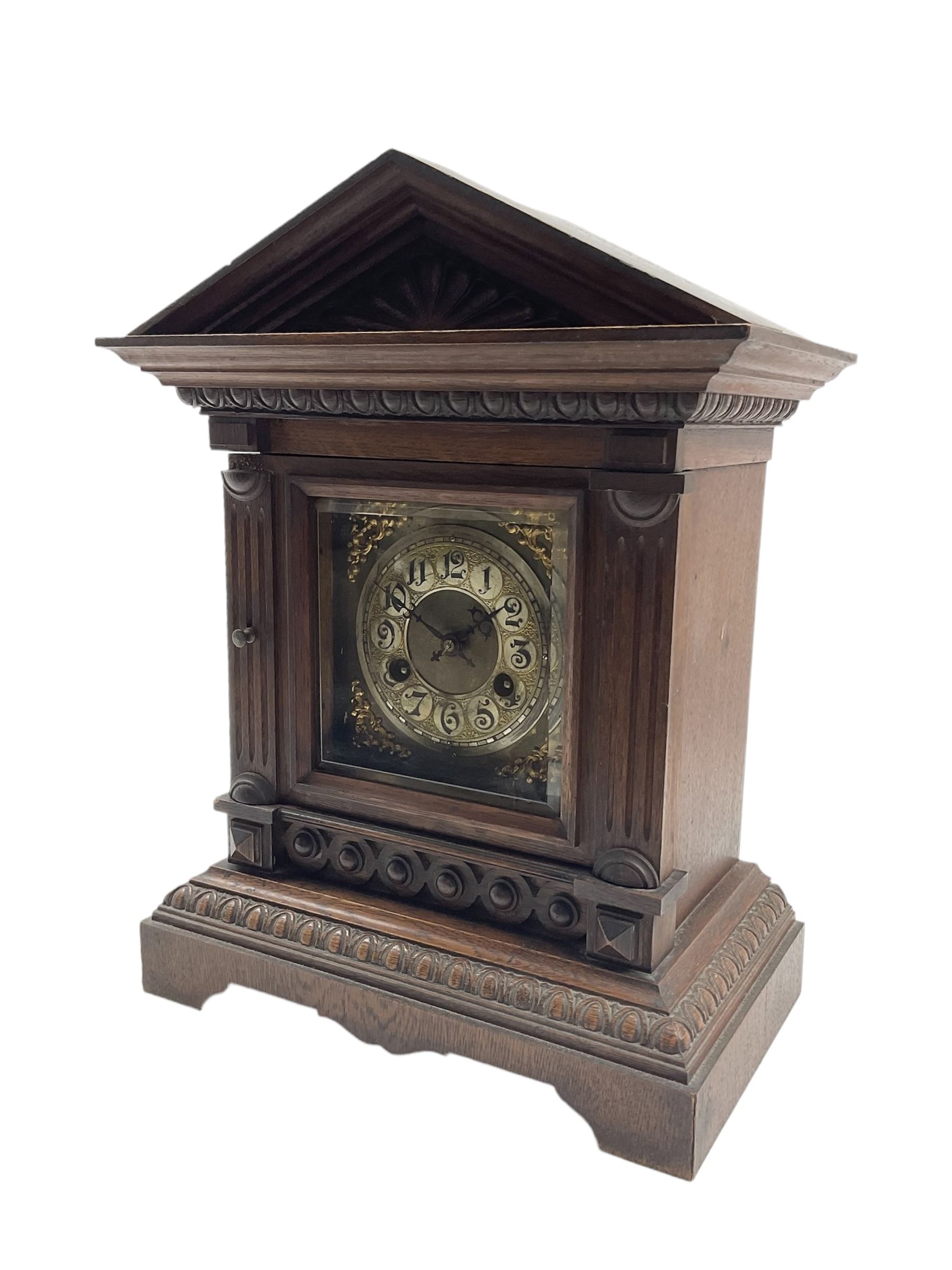 A German oak cased striking mantle clock with an architectural pediment - Bild 2 aus 6