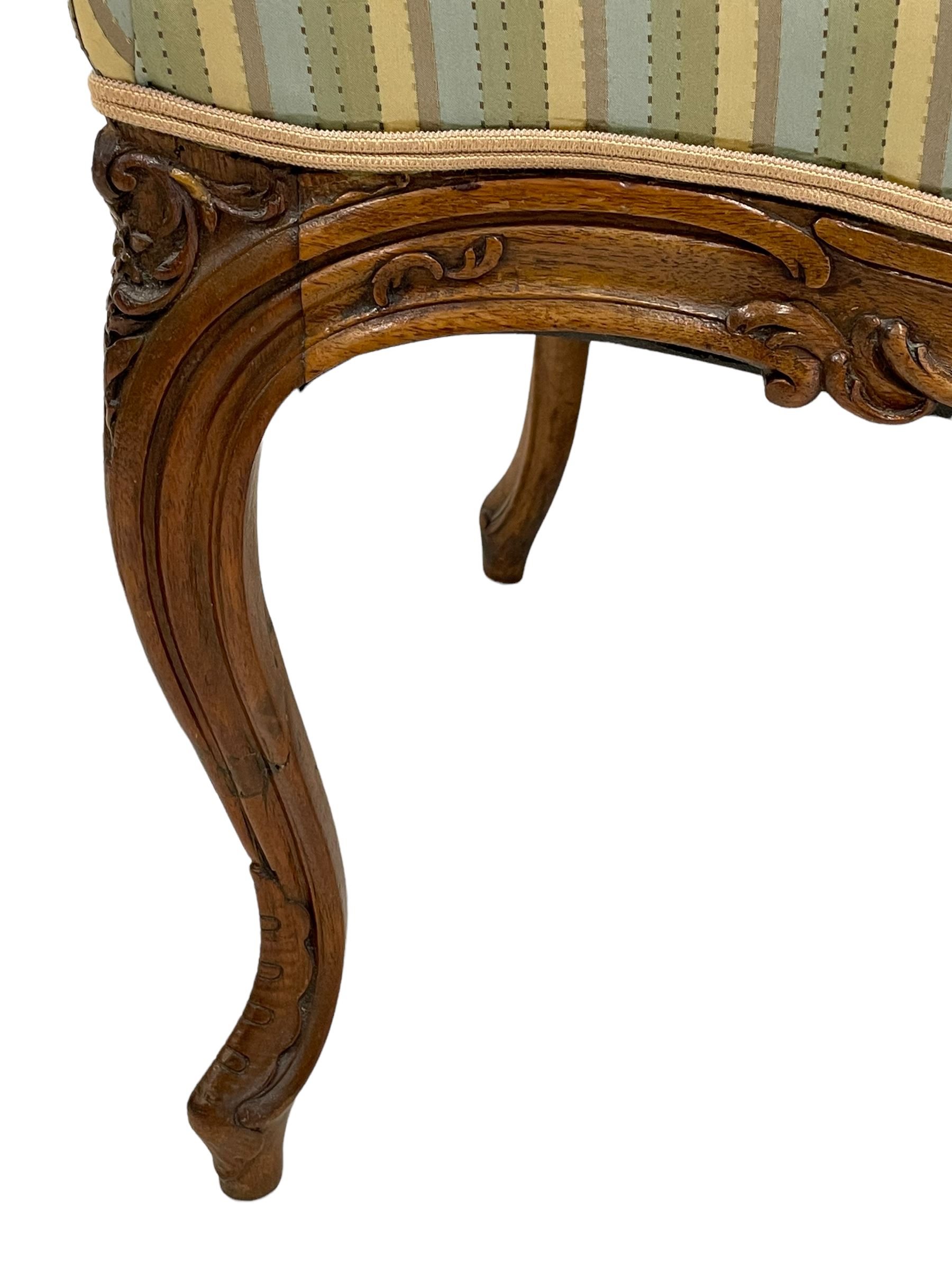Late 20th century French walnut settee - Image 5 of 8