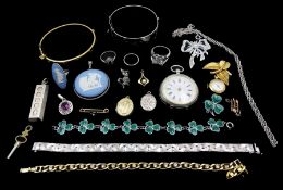 9ct gold jewellery including locket pendant