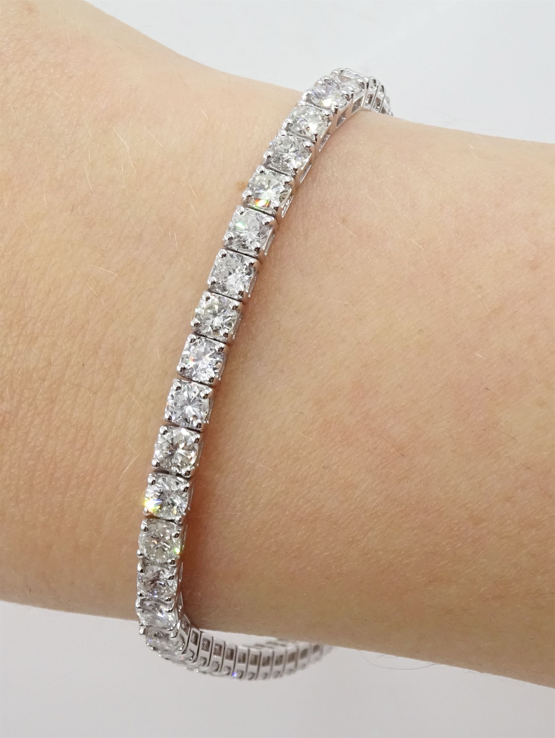 18ct white gold round brilliant cut diamond line bracelet - Image 2 of 4
