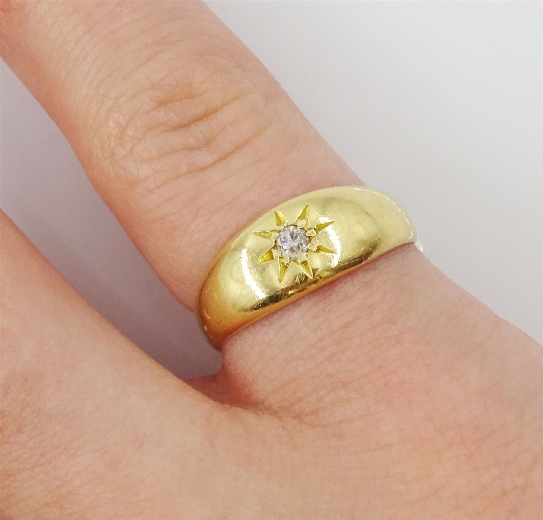 Victorian gold gypsy set single stone old cut diamond ring - Image 2 of 4