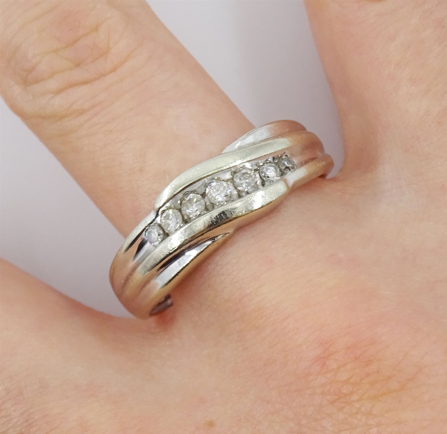 White gold graduating eight stone diamond ring - Image 2 of 4