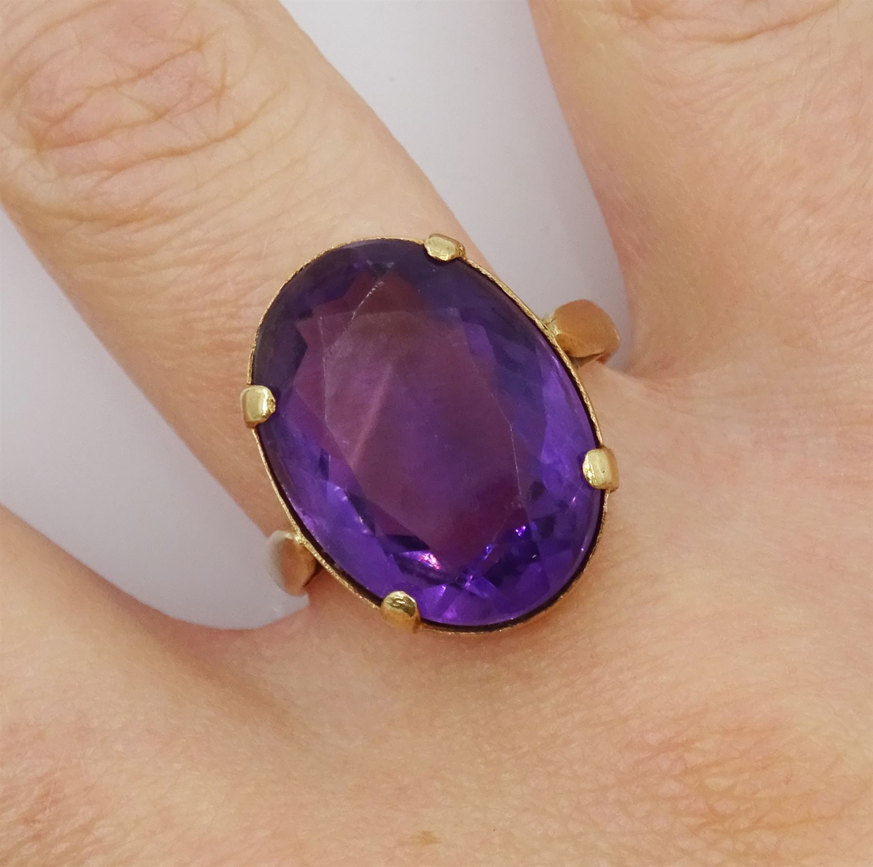 Gold single stone oval amethyst ring - Image 2 of 4