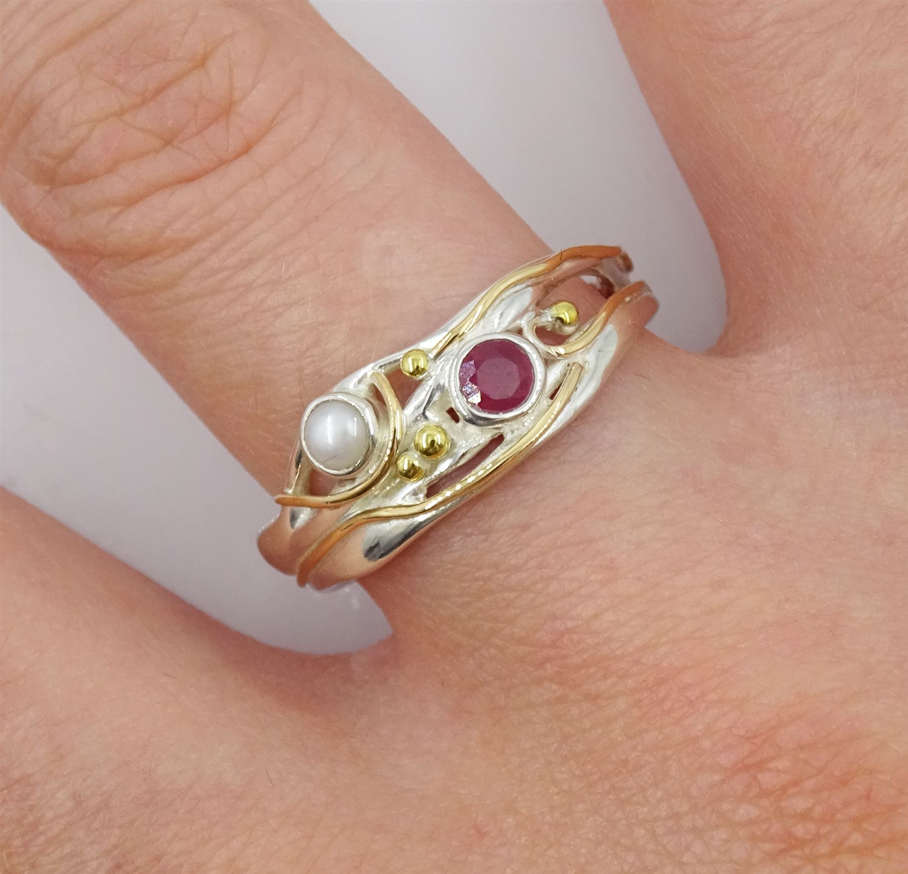 Silver and 14ct gold wire ruby and pearl ring - Image 4 of 4