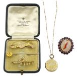 Victorian and later gold jewellery including gold round locket pendant necklace dated 1844 and cresc