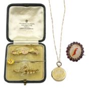 Victorian and later gold jewellery including gold round locket pendant necklace dated 1844 and cresc