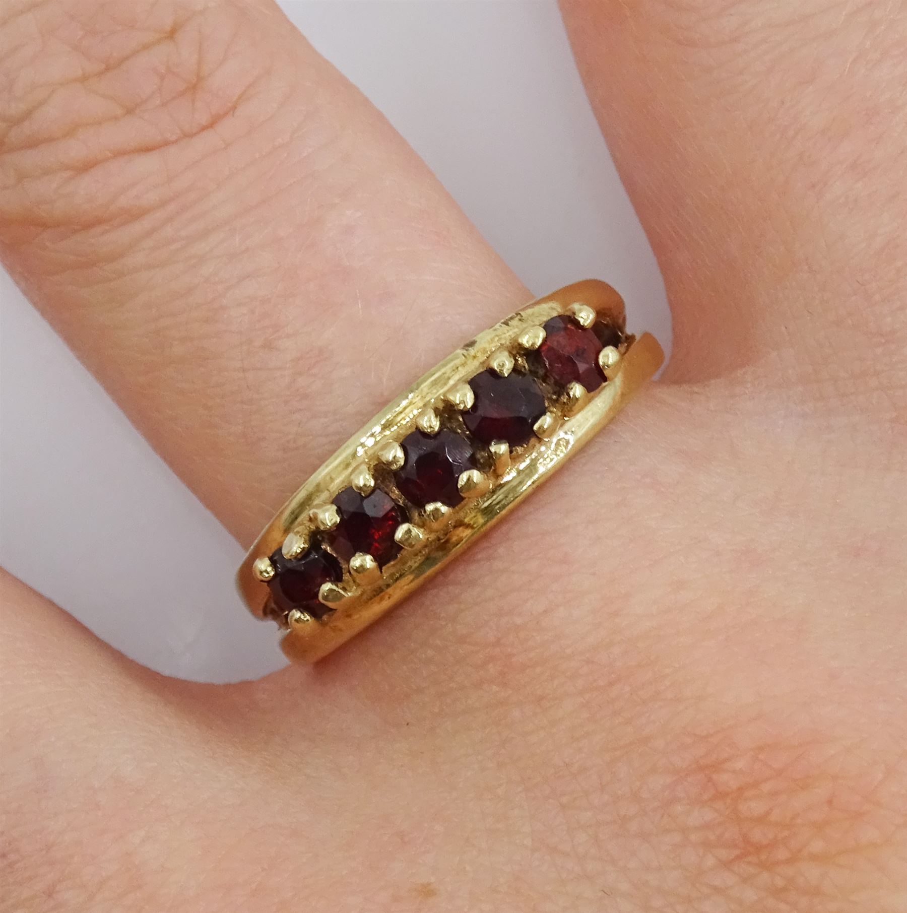 9ct gold five stone garnet ring with split design shank - Image 2 of 4