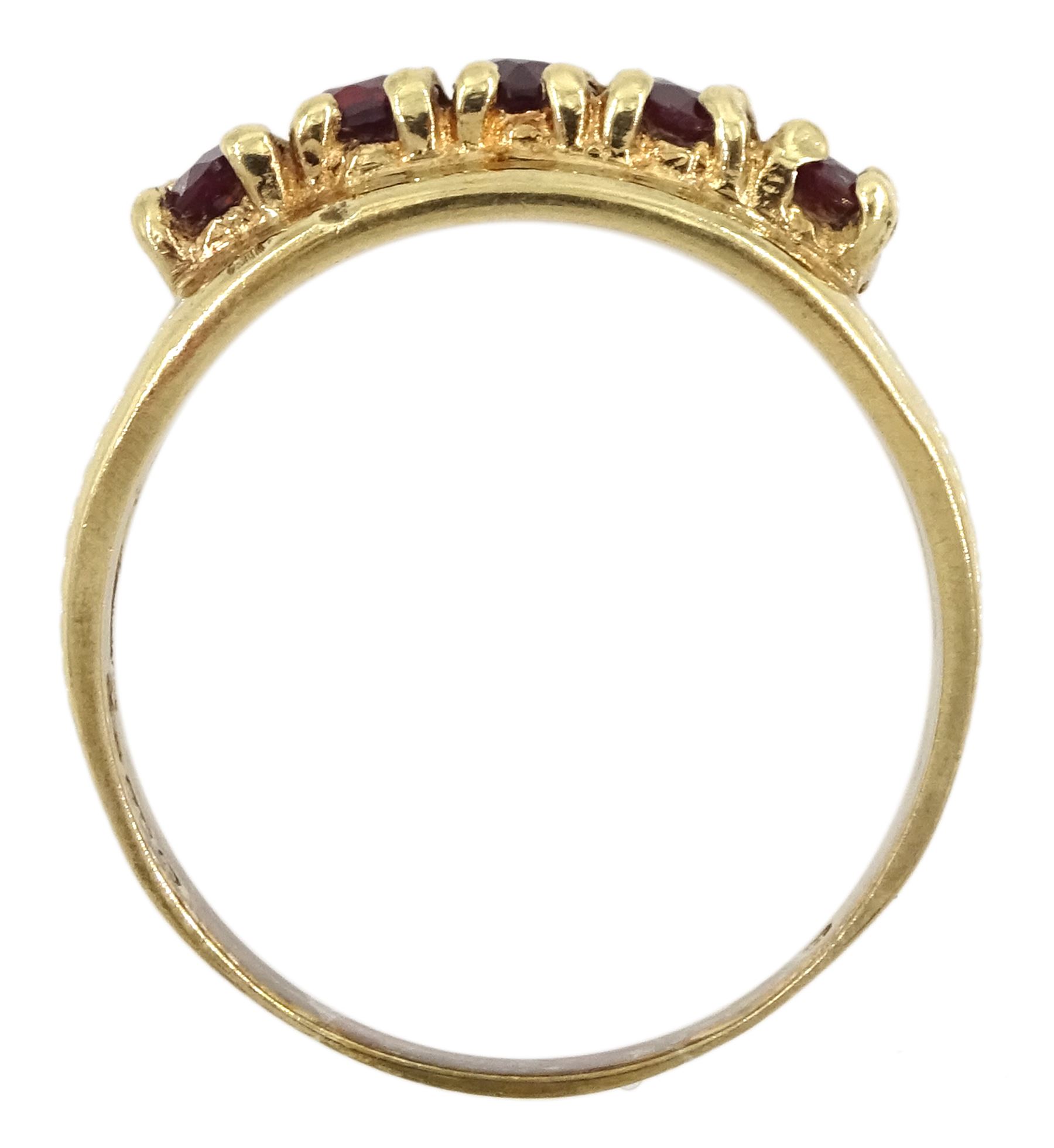9ct gold five stone garnet ring with split design shank - Image 4 of 4