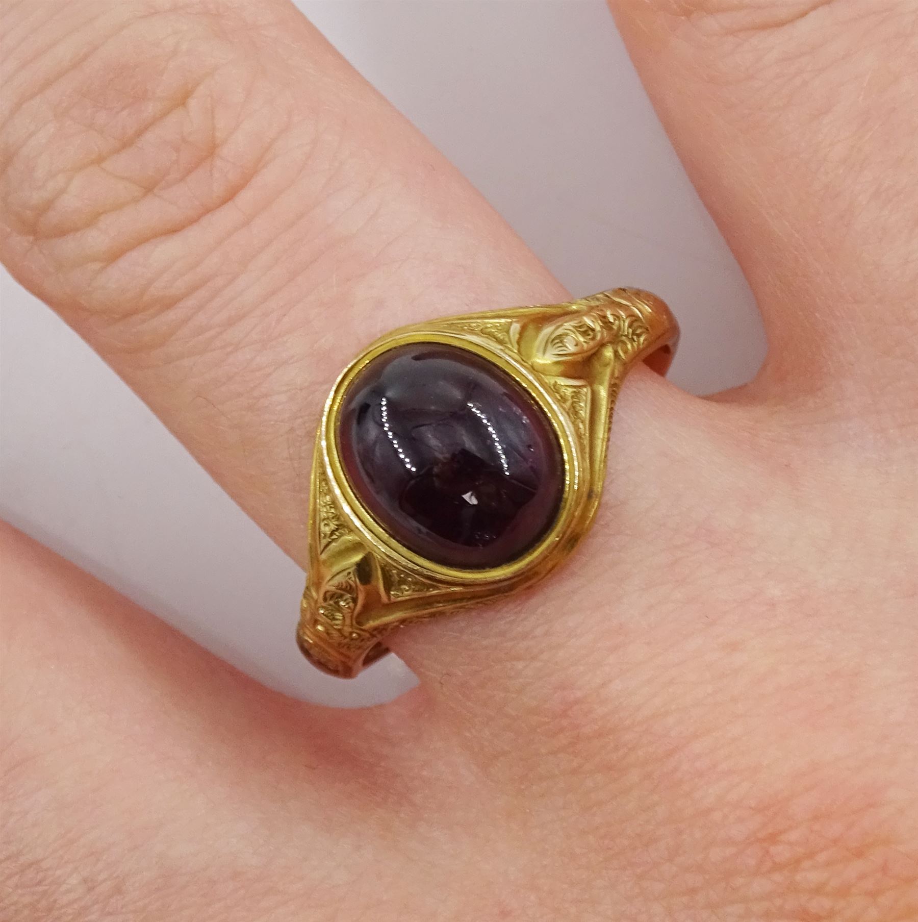 Victorian 15ct gold single stone cabochon garnet ring - Image 2 of 4