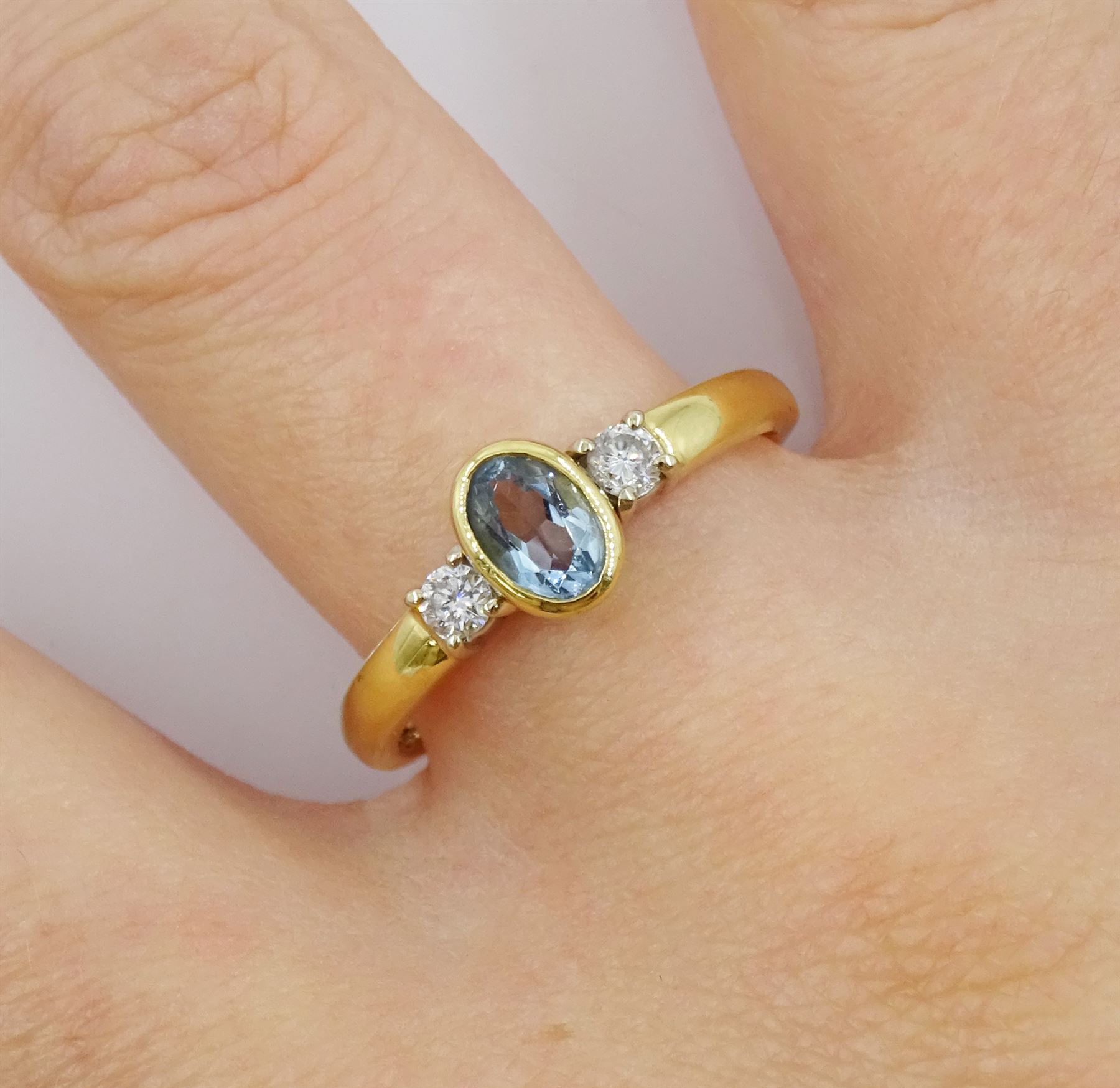 18ct gold three stone oval aquamarine and round brilliant cut diamond ring - Image 2 of 4