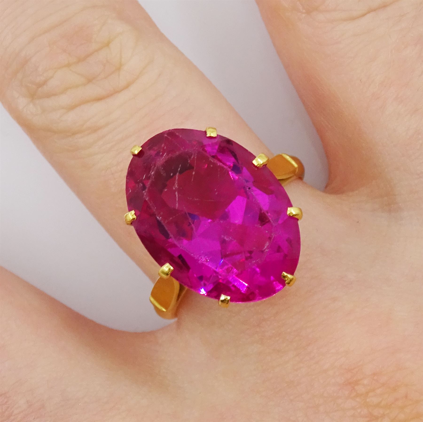 22ct gold gold single pink synthetic stone ring - Image 2 of 4