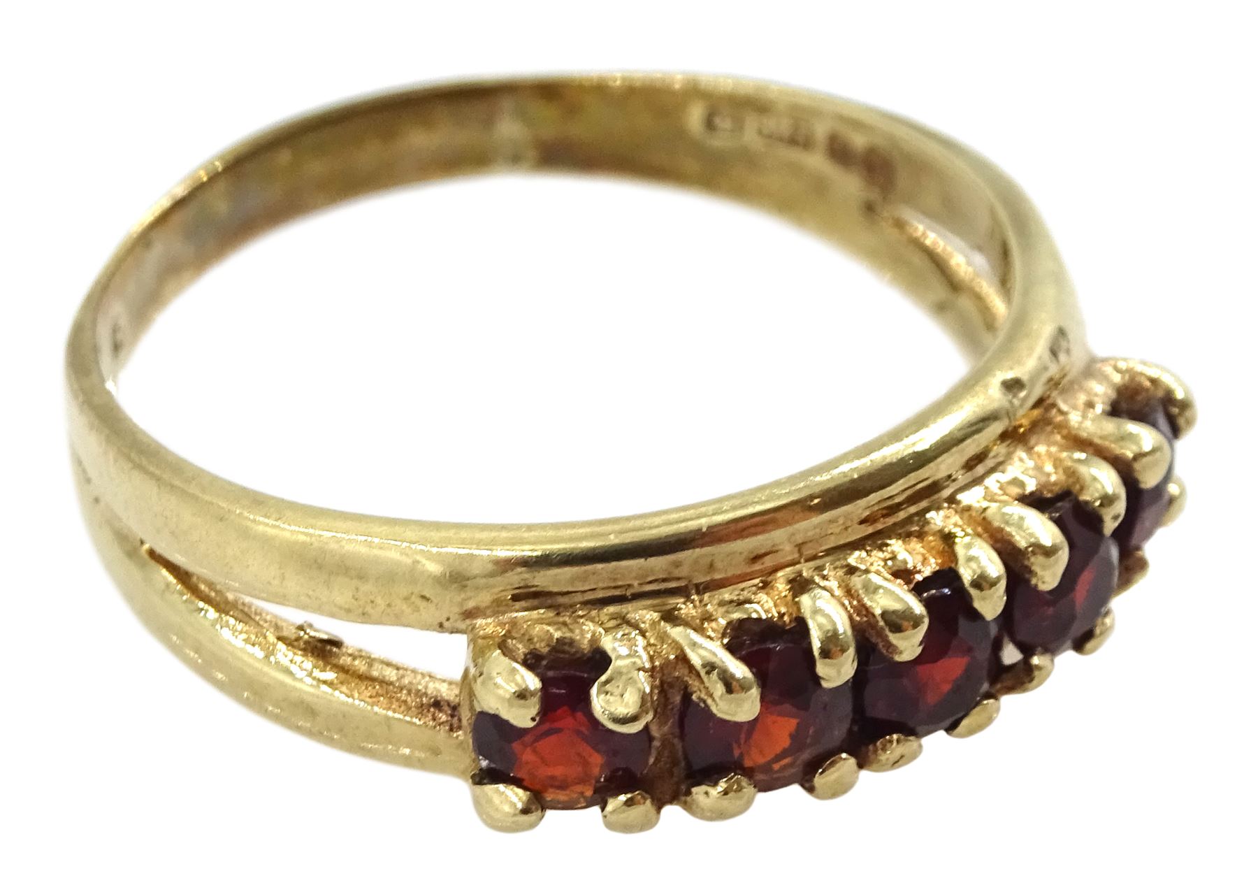 9ct gold five stone garnet ring with split design shank - Image 3 of 4