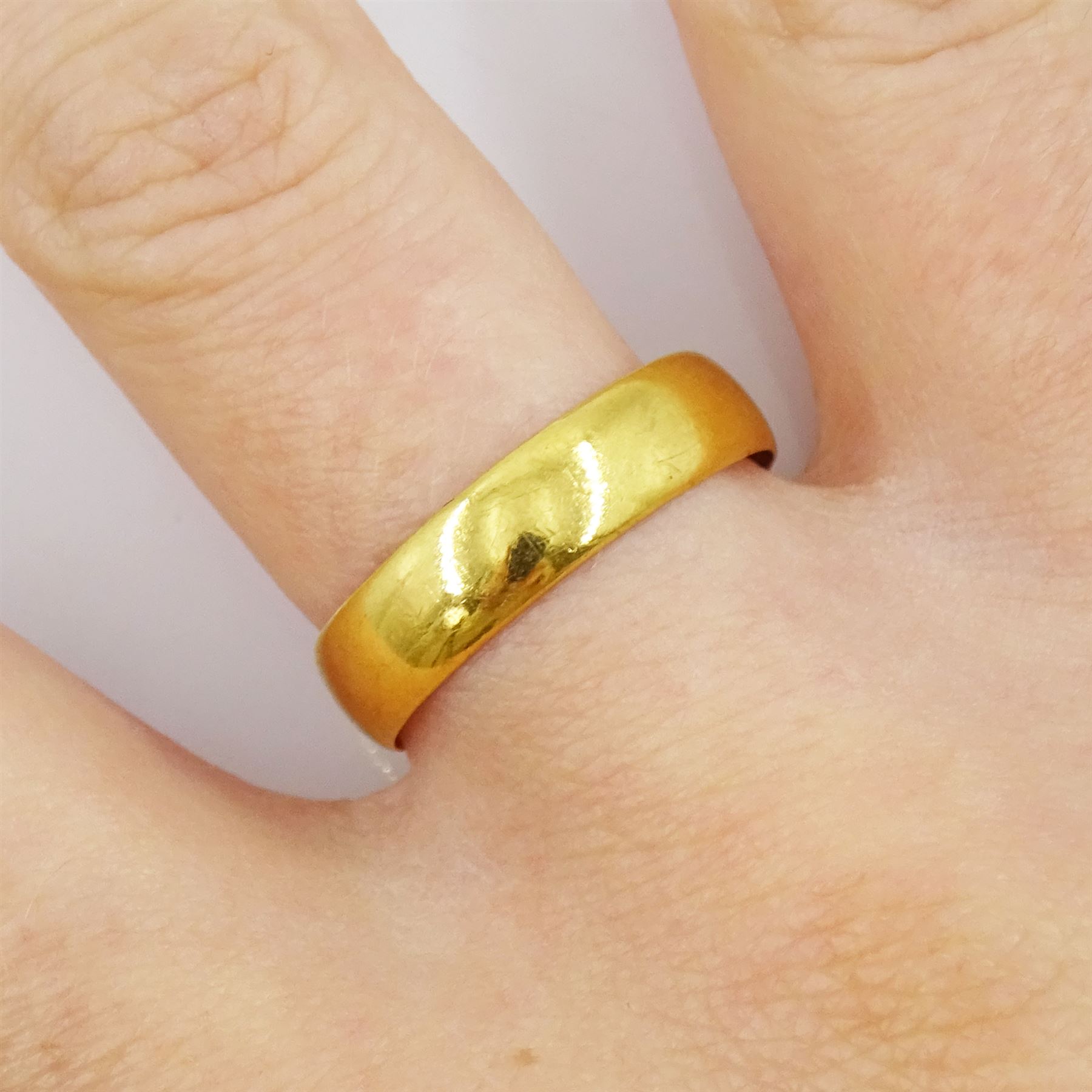 Edwardian 22ct gold wedding band - Image 2 of 3