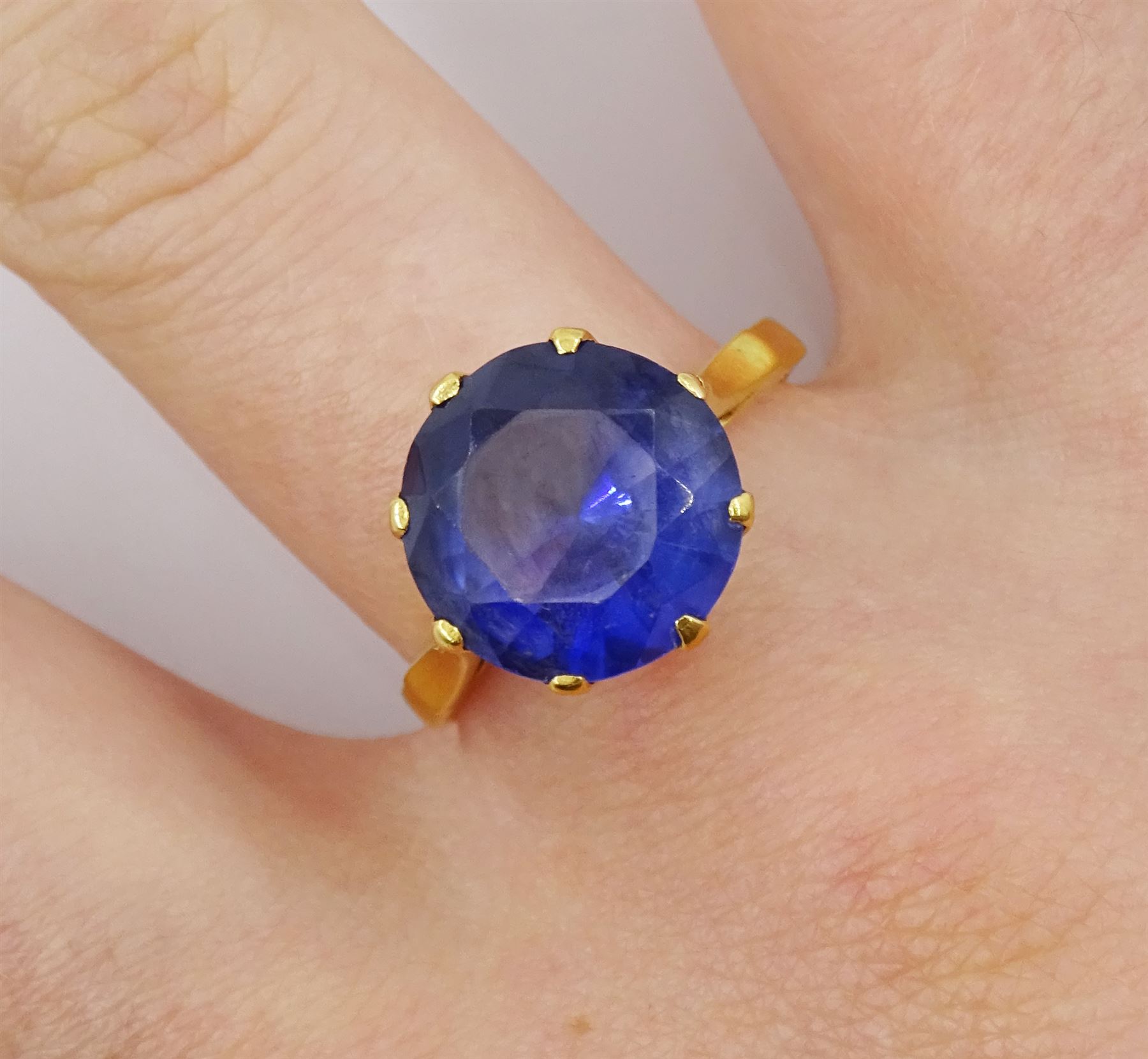 22ct gold single stone synthetic sapphire ring - Image 2 of 4