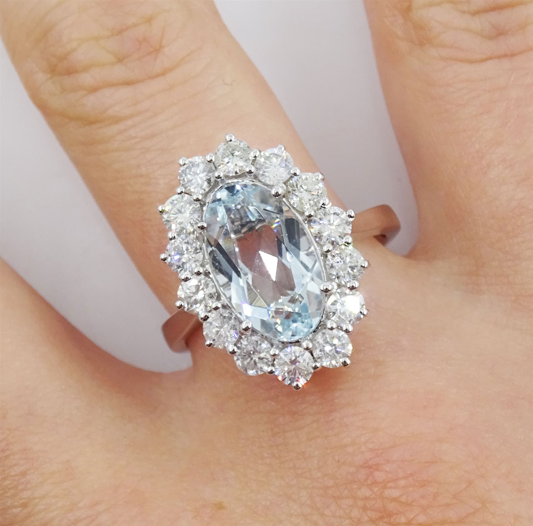 18ct white gold oval aquamarine and round brilliant cut diamond cluster ring - Image 2 of 4