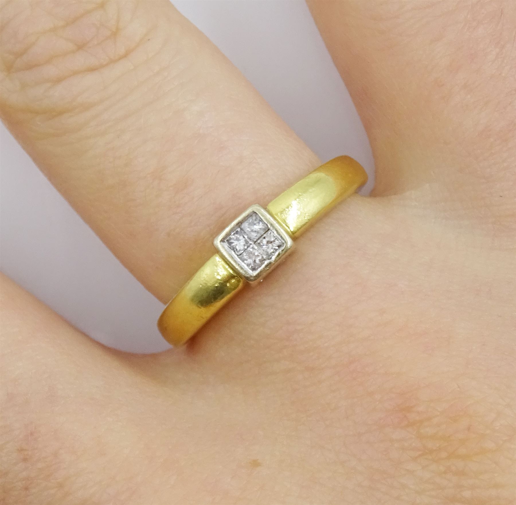 18ct gold four stone princess cut diamond ring - Image 2 of 4