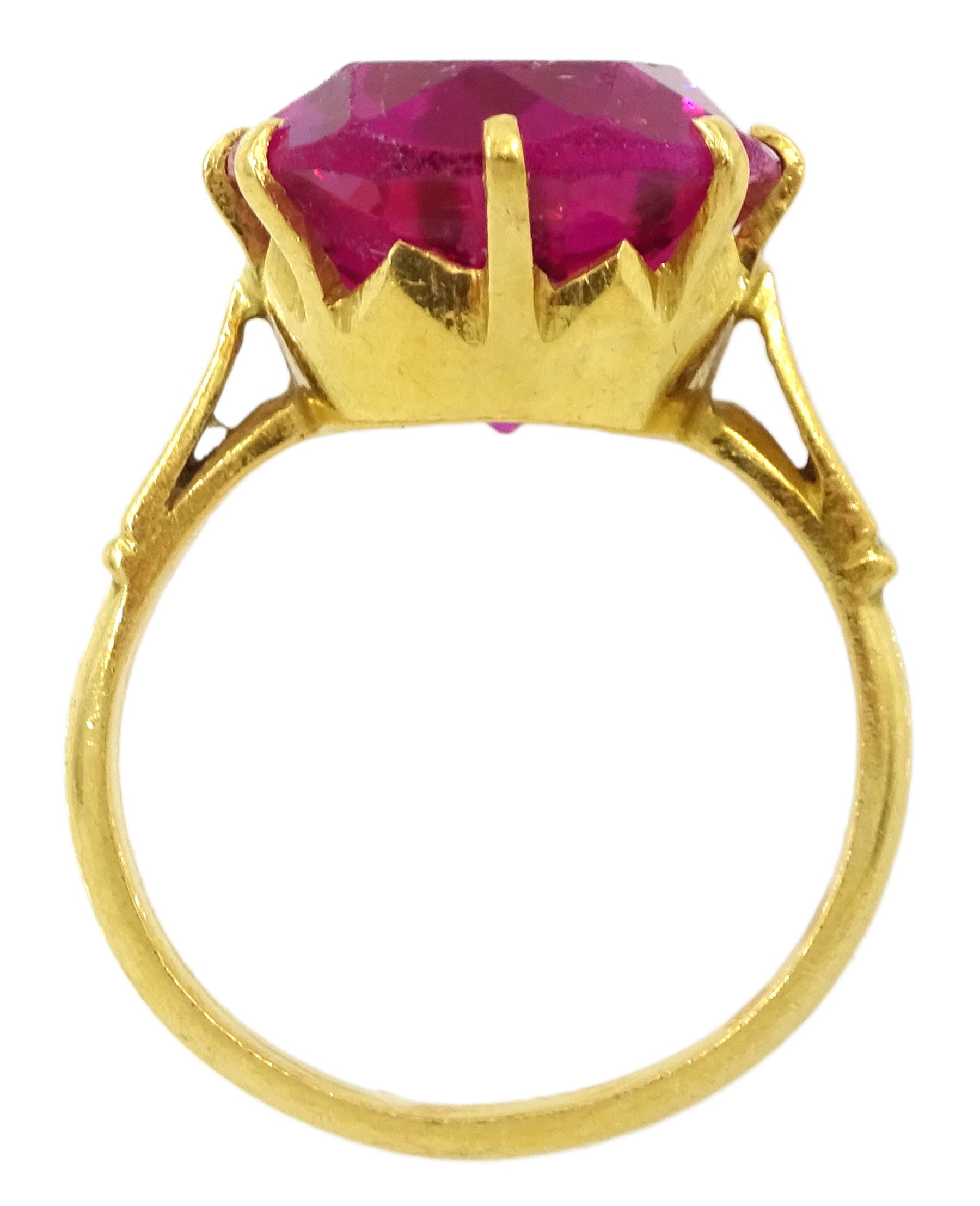 22ct gold gold single pink synthetic stone ring - Image 4 of 4